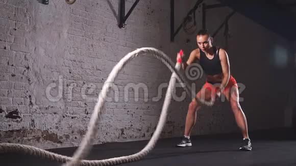 健身运动中的缠绳女孩适合身体锻炼慢动作视频的预览图