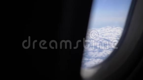 从飞机到云的视野客机航空公司飞行旅行业务对准摄像机4K视频的预览图