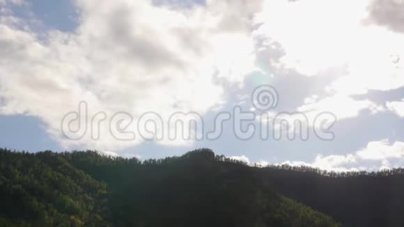 美丽的山谷景色快速翻滚的云在山上漂流时间推移视频的预览图