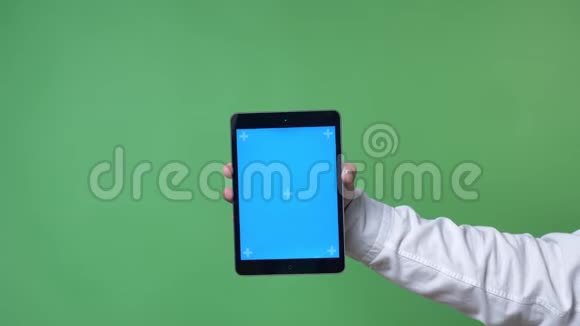 男人手拿着白色衬衫在相机上用色度键指向平板电脑色度键背景视频的预览图