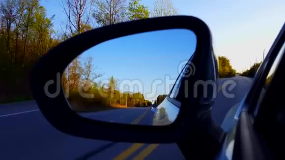 白天驾驶农村道路侧镜司机视角POV下视侧视镜沿乡村视频的预览图