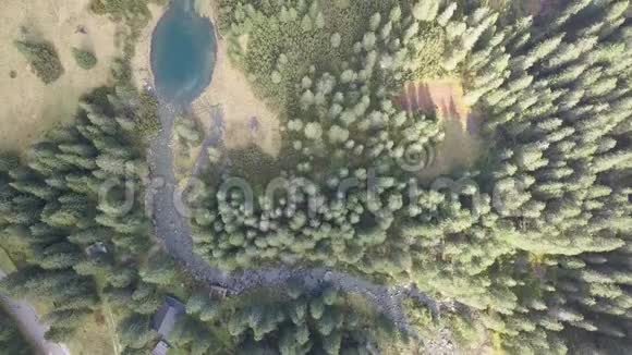 塔特拉山小湖泊和河流的鸟瞰图视频的预览图