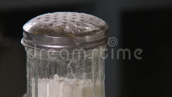 一个盐瓶的特写镜头视频的预览图