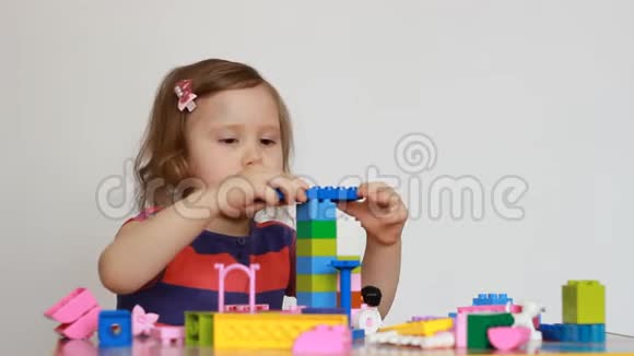 孩子在忙着建一个构造函数小女孩在玩游戏视频的预览图