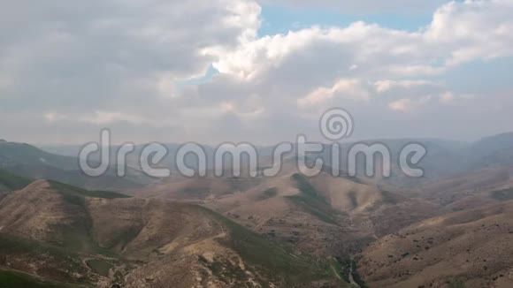 时间流逝在以色列的犹太沙漠上移动云层视频的预览图