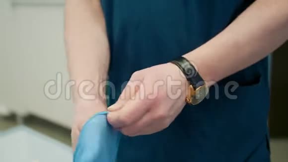 曼医生正在医院做手术前戴上医用手套视频的预览图