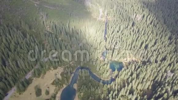 鸟瞰塔特拉山的小湖泊和河流视频的预览图