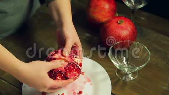 女人在木桌上的白色盘子上打破剥皮的格兰特视频的预览图