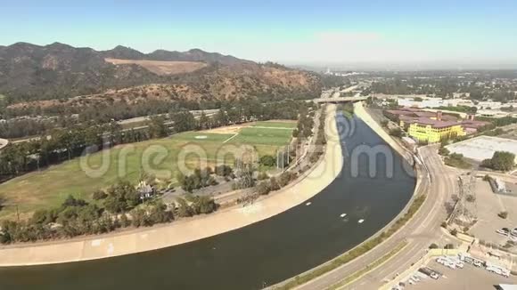 加州格伦代尔的群山环绕的足球场上视频的预览图