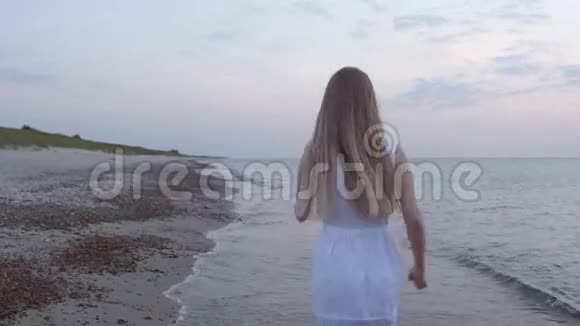 女孩沿着海岸跑视频的预览图