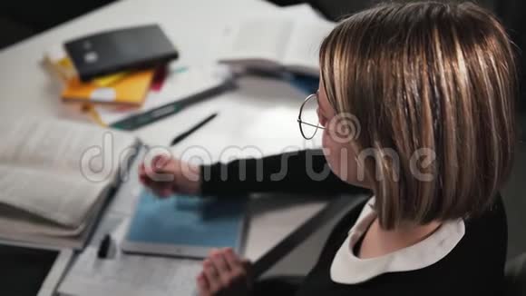 特写女生或学生在黑板上写教育的单词她在做作业视频的预览图