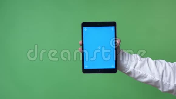 人手呈色色背景的平板电脑视频的预览图