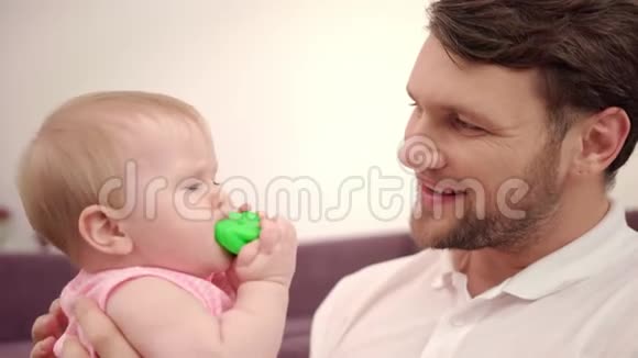 大胡子爸爸亲吻婴儿爸爸在亲吻宝宝有宝宝的快乐男人视频的预览图