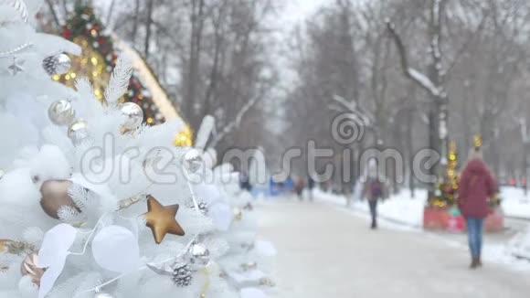 城市街道上喜庆的气氛挂在树上的圣诞玩具人们在后台行走视频的预览图