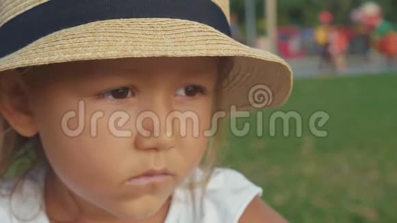 一张漂亮可爱严肃的小女孩戴着紧身帽子的特写肖像视频的预览图