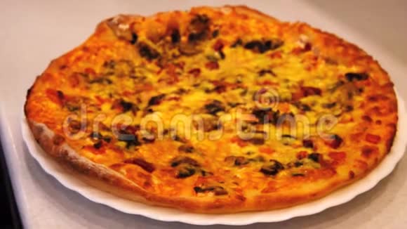 晚上晚餐时在黑暗的厨房里用脆的热的自制的披萨视频的预览图