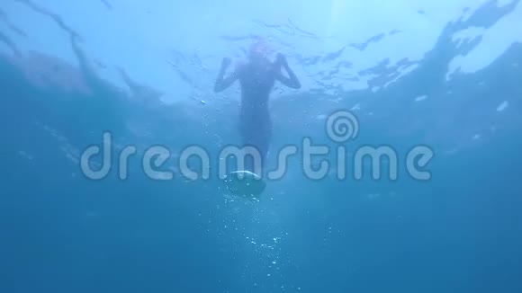 碧西尼在碧海游中年轻女子的水下景色视频的预览图