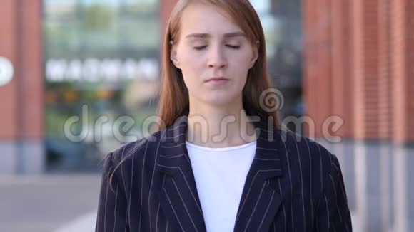 悲伤的商务女性悲伤的站在外面视频的预览图