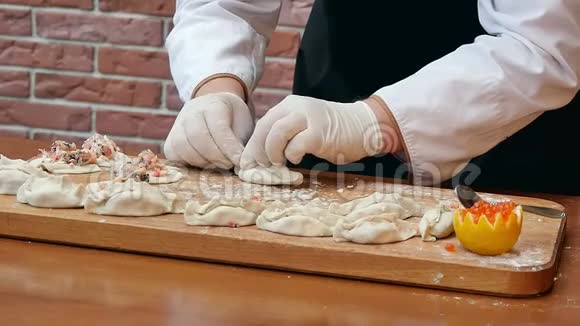 用木板包饺子吃海鲜视频的预览图