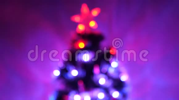 圣诞树节日快乐室内多种颜色的新年树装饰有发光的花环和视频的预览图