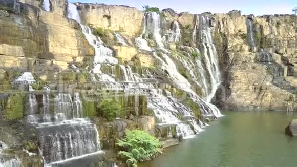无数的庞古尔河流入了河池视频的预览图