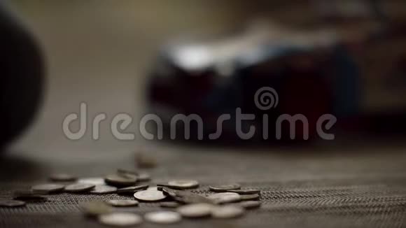 为女性紧手把钱放在地上省钱的概念女人把硬币放在地上视频的预览图