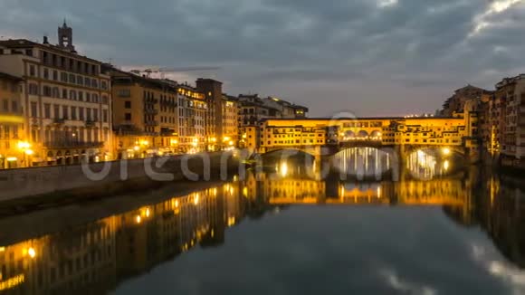 意大利托斯卡纳佛罗伦萨日落时分的庞特韦奇奥之夜视频的预览图