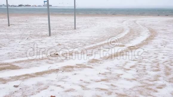 冬天海滩上的沙尘暴的美丽景色海港视频的预览图