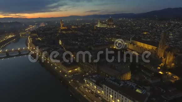 日落时分从空中俯瞰意大利的佛罗伦萨圣玛利亚教堂视频的预览图