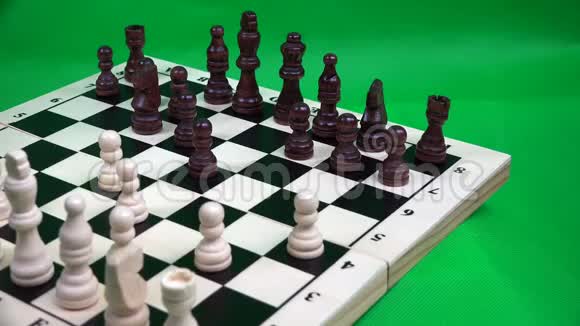一匹黑马和一个棋子视频的预览图