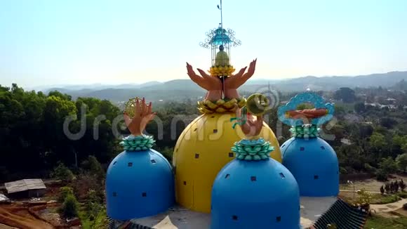 在越南用祈祷的双手建造了色彩鲜艳的宝塔圆顶视频的预览图