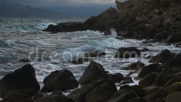 从海浪中缓缓落下的水滴在石质海岸上视频的预览图