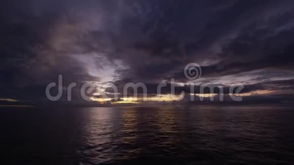 黄昏的天空和海洋的地平线视频的预览图