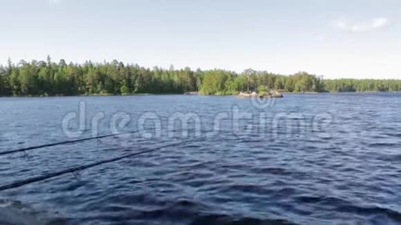 近景湖水面背景上隔离的两根钓鱼竿捕鱼的概念视频的预览图