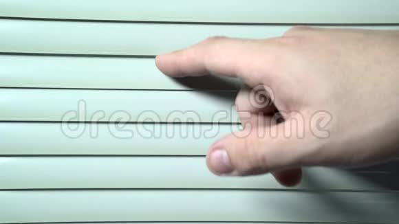 人类的手指把贾洛西打开绿色屏幕视频的预览图