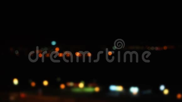 城市的灯光模糊了夜晚的汽车视频的预览图