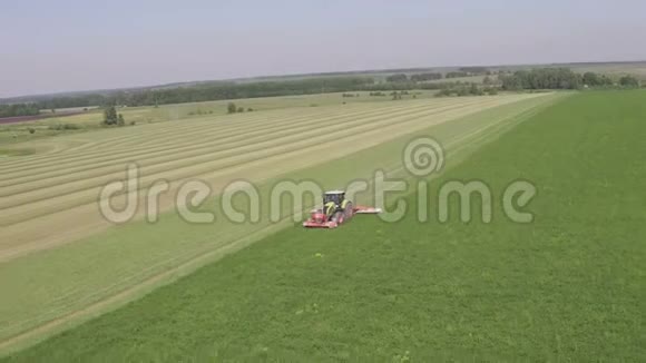 全新拖拉机在现场工作拖拉机收获场拖拉机栽培场视频的预览图