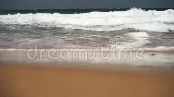 海浪在海滩上美丽的沙滩在缓慢地移动视频的预览图