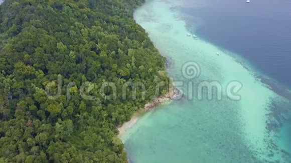 鸟瞰美丽的马努坎岛海岸线视频的预览图