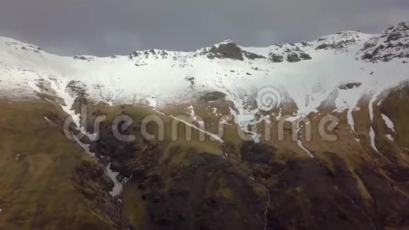 山地无人机在冰岛射击山上下雪视频的预览图