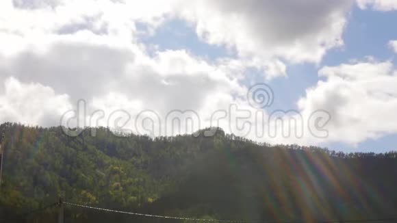 美丽的山谷景色快速翻滚的云在山上漂流时间推移视频的预览图