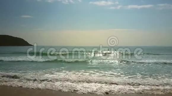 海浪在沙滩上翻滚遥远的海浪在海洋上翻滚视频的预览图