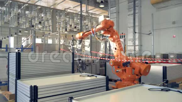 自动机器人武器装配创新产品太阳能电池板视频的预览图