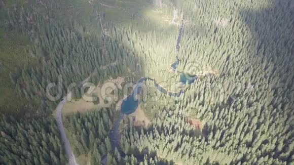 鸟瞰塔特拉山的小湖泊和河流视频的预览图