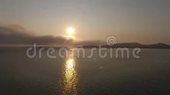 日落镜头在平静的太平洋与蓝天的背景视频的预览图