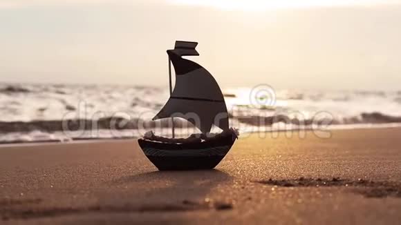 夏天海滩上的小帆船视频的预览图