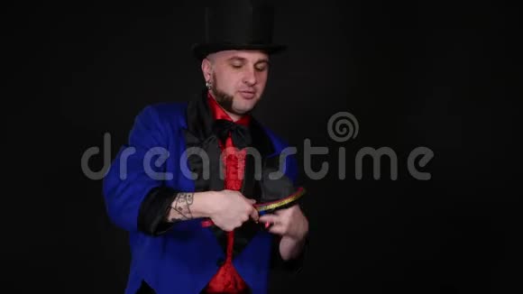 魔术师用蛇表演魔术视频的预览图