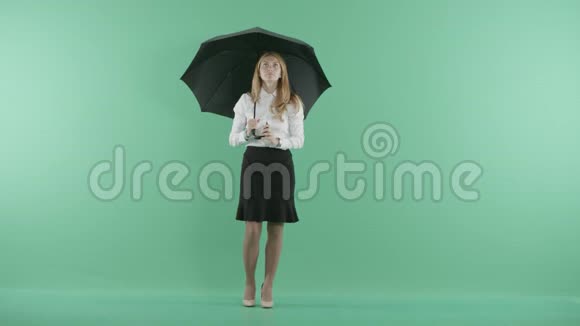 一个女人关上了伞视频的预览图