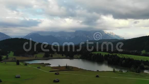 巴伐利亚阿尔卑斯山卡温德尔山脉田园诗般的杰勒德湖巴伐利亚阿尔卑斯山秋天的杰勒德湖景色视频的预览图
