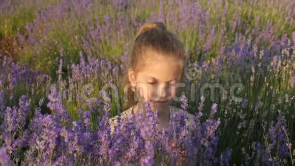 健康的生活方式漂亮的脸可爱的小女孩自然开花的香味视频的预览图